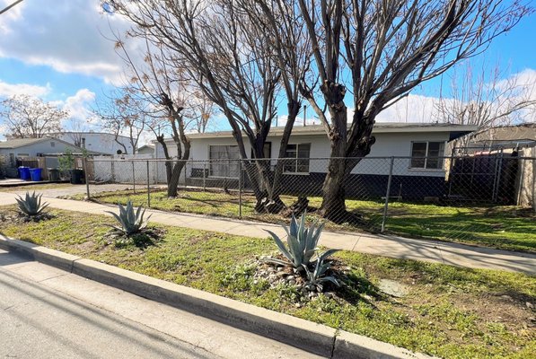 For Sale (Residential/Commerical - Check out this unique residential / commercial opportunity! $399,999!
https://www.zillow.com/homedetails/148-S-Lilac-Ave-Rialto-CA-92376/17215372_zpid/?view=public