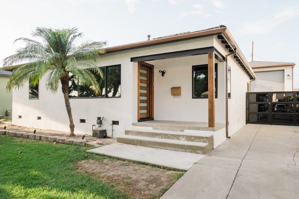 1940s house facelift - This was an old 1940s house that underwent a facelift in 2020. New window installation, fascia installation, new door installation, smooth stucco application and copper gutter install 1940s house facelift - This was an old 1940s house that underwent a facelift in 2020. New window installation, fascia installation, new door installation, smooth stucco application and copper gutter install