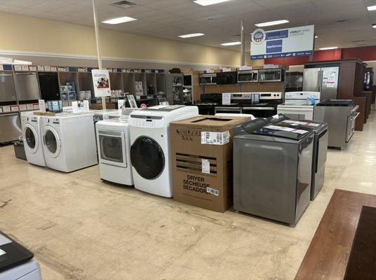 Washers & Dryers 🧺 - Here are some of the great selection of washing machines and dryers we carry at our store.. we carry all the major brands.. WHIRLPOOL MAYTAG KITCHENAID FRIGIDAIRE LG SAMSUNG GE.. come see us & choose the best one for you!!
