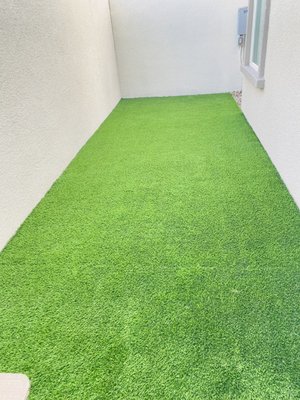 New synthetic grass and pavers - This reform was done in a space of 7 × 25 since the client wanted a space for the dogs since we took care of the dog area and so the project was giving a good quality and a good price for our customers is a good option Artificial sacate for puppies that have good care