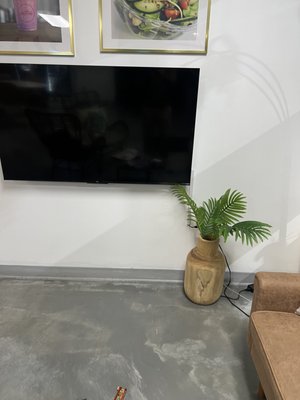 Tv mourning with invisible cords - Tv mount at the health bar, with cord coverage for invisible seamless cables. Tv mourning with invisible cords - Tv mount at the health bar, with cord coverage for invisible seamless cables.