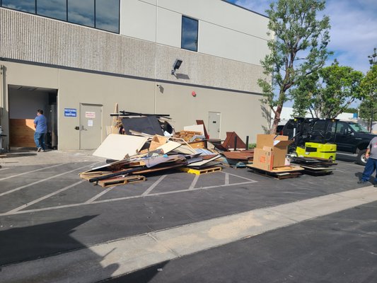 COMMERCIAL JUNK REMOVAL - Joe's JUNK and TRASH Removal also does pick ups for commercial businesses. Whether you need pallets, large desks, or file cabinets removed, we've got you handled! COMMERCIAL JUNK REMOVAL - Joe's JUNK and TRASH Removal also does pick ups for commercial businesses. Whether you need pallets, large desks, or file cabinets removed, we've got you handled!