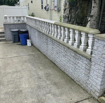 Fence painting - pre-treatment of the surface before painting, and, accordingly, a new painted fence Fence painting - pre-treatment of the surface before painting, and, accordingly, a new painted fence