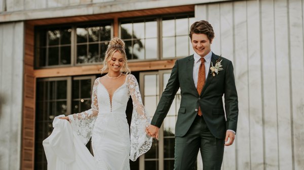 Fall Wedding - Dress:⁣ @lovelybrideclt
Designer:⁣ @loversxsociety
MakeUp/Hair:⁣ @looklovebeauty
Photography/Video:⁣ @connectionphotography
Venue:⁣ @northcornerhavenweddings
Florals/Fan:⁣ @merakiblommor
Models:⁣ @haileynewmann & @devanpolk
Custom Suit:⁣ @omjclothing ⁣