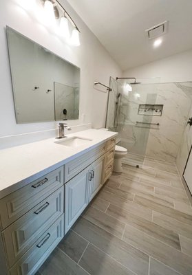 Renovation of a Master Bathroom - In this project, we completely transformed a spacious master bathroom, optimizing the layout and giving it a modern and comfortable design.
The bathroom was originally divided into two separate areas: one with the vanity and the other with the shower and toilet. We removed the dividing wall to create an open and unified space, achieving greater functionality and a cleaner aesthetic. Renovation of a Master Bathroom - In this project, we completely transformed a spacious master bathroom, optimizing the layout and giving it a modern and comfortable design.
The bathroom was originally divided into two separate areas: one with the vanity and the other with the shower and toilet. We removed the dividing wall to create an open and unified space, achieving greater functionality and a cleaner aesthetic.