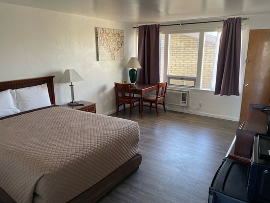 Rooms & Suites - Comfortable, cozy rooms with offerings of from a single queen bed, up to three queen sized beds for travelers, concert goers and workers. Low weekly rates, contractor and trucker rates available! Rooms & Suites - Comfortable, cozy rooms with offerings of from a single queen bed, up to three queen sized beds for travelers, concert goers and workers. Low weekly rates, contractor and trucker rates available!