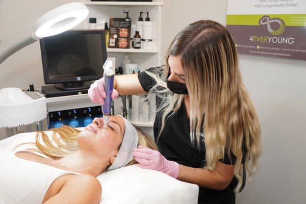 Hydrafacials - Here are some examples of our Hydrafacial process.
Hydrafacials Treat:
✅Fine Lines + Wrinkles
✅Even Tone + Vibrancy
✅Oily + Congested Skin
✅Enlarged Pores
✅Skin Texture Hydrafacials - Here are some examples of our Hydrafacial process.
Hydrafacials Treat:
✅Fine Lines + Wrinkles
✅Even Tone + Vibrancy
✅Oily + Congested Skin
✅Enlarged Pores
✅Skin Texture