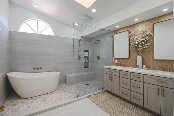 Kitchen, Dry Bar, 3x Bathrooms & Laundry room - Check out this remodel!