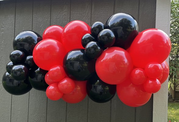 Traditional Grab & go garland - The perfect way to add a pop of fun to any celebration without the hassle!
Pricing: $20 per foot (3 ft minimum)
 Colors: Choose 1–4 balloon colors
Each Grab & Go Garland comes with everything you need to install it yourself—easy, quick, and stress-free.
Perfect for:
🎂Birthday Parties
🍼Baby Showers
💍Bridal Showers
⏱️Last-Minute Bookings
🏡Indoor or outdoor events
Just grab it, take it home, and hang it up—it’s that simple! Pick up or delivery available!