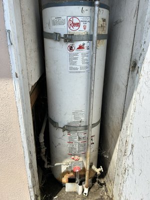 Replacing water heater - This water heater was already old and not working properly. It was our pleasure to replace it for a new model. Replacing water heater - This water heater was already old and not working properly. It was our pleasure to replace it for a new model.