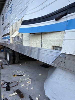 Reparacion de paneles - Esta reparación se le realizó a un trailer después de un accidente donde sufrió daños severos en su estructura. Gracias al profesionalismo de nuestra empresa logramos repararlo en poco tiempo y con la calidad necesaria. Cumpliendo asi el compromiso con nuestros clientes. Si quieres tener un viaje feliz repara tu trailer aquí ! Reparacion de paneles - Esta reparación se le realizó a un trailer después de un accidente donde sufrió daños severos en su estructura. Gracias al profesionalismo de nuestra empresa logramos repararlo en poco tiempo y con la calidad necesaria. Cumpliendo asi el compromiso con nuestros clientes. Si quieres tener un viaje feliz repara tu trailer aquí !