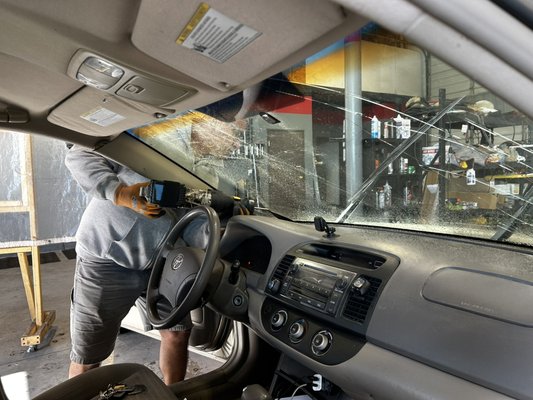 23 Jeep wrangler gladiator windshield replacement - Pulling an old broken windshield out of a 2023 Jeep gladiator. And installing a brand New factory Windshield 23 Jeep wrangler gladiator windshield replacement - Pulling an old broken windshield out of a 2023 Jeep gladiator. And installing a brand New factory Windshield