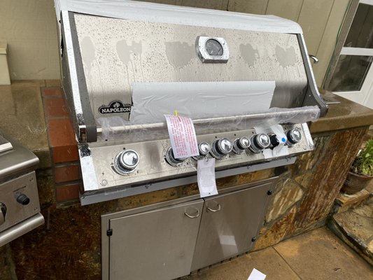 Outdoor kitchen repair. - For this outdoor kitchen a new grill arrived but it was a little small than the previous one. In order to install the new grill, masonry materials had to be installed to the side walls and bed. One-inch flagstone was used for the bed and 4-inch and 1-inch common brick was used on the walls. Outdoor kitchen repair. - For this outdoor kitchen a new grill arrived but it was a little small than the previous one. In order to install the new grill, masonry materials had to be installed to the side walls and bed. One-inch flagstone was used for the bed and 4-inch and 1-inch common brick was used on the walls.