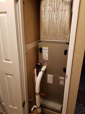 Heat Pump System installation - Many customers who have a solar panels want to replace their gas furnace on Heat Pump system.
Moreover, a new study says the wider use of heat pumps for heating and cooling homes and buildings could sharply reduce global fossil fuel emissions, in the typical system, in heating mode, a refrigerant evaporates when it flows through an outside heat exchanger and then releases heat to the indoor heat exchanger as it condenses back to liquid. In the cooling cycle, the process is reversed. Heat Pump System installation - Many customers who have a solar panels want to replace their gas furnace on Heat Pump system.
Moreover, a new study says the wider use of heat pumps for heating and cooling homes and buildings could sharply reduce global fossil fuel emissions, in the typical system, in heating mode, a refrigerant evaporates when it flows through an outside heat exchanger and then releases heat to the indoor heat exchanger as it condenses back to liquid. In the cooling cycle, the process is reversed.