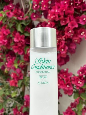 Japanese Skin Care - Albion, a leading cosmetics brand in Japan with nearly 70 years of history, has established itself as a pioneer in the beauty industry. In 2023, Albion expanded its reach to the United States by opening its first flagship store, which is the only one of its kind in the country. This exclusive store offers a unique array of services and products that can only be found here, designed to provide a distinctive experience for U.S. customers. In addition to Albion’s renowned skincare lines, the flagship location features a curated selection of makeup brands, including Anna Sui and Paul & Joe, delivering an authentic and luxurious Japanese beauty experience to American consumers. This flagship store not only underscores Albion's commitment to high-quality, innovative beauty products but also serves as a gateway for introducing Japanese beauty philosophies and traditions to a new audience. Japanese Skin Care - Albion, a leading cosmetics brand in Japan with nearly 70 years of history, has established itself as a pioneer in the beauty industry. In 2023, Albion expanded its reach to the United States by opening its first flagship store, which is the only one of its kind in the country. This exclusive store offers a unique array of services and products that can only be found here, designed to provide a distinctive experience for U.S. customers. In addition to Albion’s renowned skincare lines, the flagship location features a curated selection of makeup brands, including Anna Sui and Paul & Joe, delivering an authentic and luxurious Japanese beauty experience to American consumers. This flagship store not only underscores Albion's commitment to high-quality, innovative beauty products but also serves as a gateway for introducing Japanese beauty philosophies and traditions to a new audience.