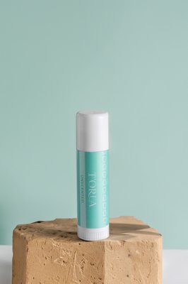 Product photoshoot T'Oria Skincare - The T'Oria skincare collection photoshoot was designed to capture the natural elements and intricate details of their latest line of skincare products. The shoot took place in at Studio 17's classic, natural light living space with a minimalist aesthetic, allowing the beauty of the product to shine without distraction. Product photoshoot T'Oria Skincare - The T'Oria skincare collection photoshoot was designed to capture the natural elements and intricate details of their latest line of skincare products. The shoot took place in at Studio 17's classic, natural light living space with a minimalist aesthetic, allowing the beauty of the product to shine without distraction.