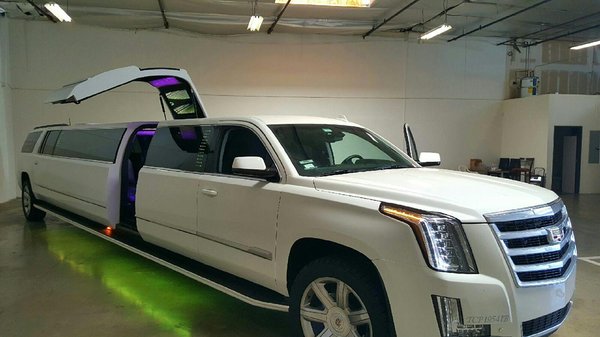 Cadillac Escalade stretch Goldwing - Disco lighting
Television 
Chargers 
Laser light show 
Holds 20 people
