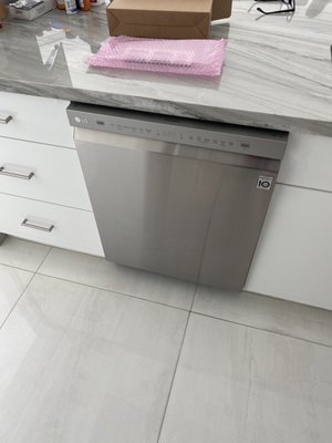 Replacing the control board in the LG dishwasher - Replacing the control board in the dishwasher. The dishwasher was turned off in the middle of the cycle. The client had to turn it back on. We made a diagnosis and realized that the problem is in the control of the board. Replaced it and now the dishwasher works fine