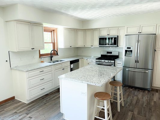 Kitchen Remodel - Swoyersville, PA - Hello, beautiful. It’s time to cook in your brand new kitchen 🍽️
Signature pearl cabinets for a sophisticated style, black fixtures, stainless steel appliances, granite countertops and a classic, timeless subway tile backsplash to tie it all together.
Give us a call to meet with one of our designers to start your next home project. - (570) 994-8351 Kitchen Remodel - Swoyersville, PA - Hello, beautiful. It’s time to cook in your brand new kitchen 🍽️
Signature pearl cabinets for a sophisticated style, black fixtures, stainless steel appliances, granite countertops and a classic, timeless subway tile backsplash to tie it all together.
Give us a call to meet with one of our designers to start your next home project. - (570) 994-8351