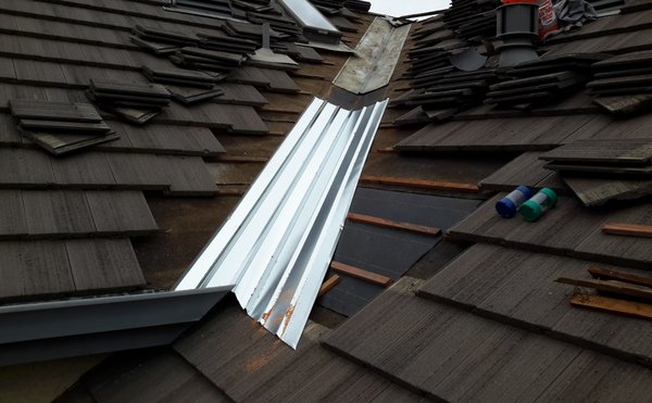 Old style vs High flow valleys - Many homes have the old style valley flashing which is highly prone to clogging up and causing roof leaks. We update these old style valleys with high flow flashing's. There are also different types of ribbed flashing's, we only install high flow to minimize maintenance for our customers.
