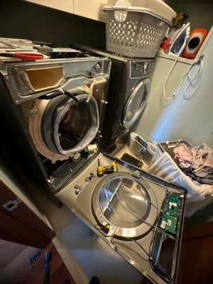 Washing machine repair - Before : Water leaks out from machine
Diagnostic : damaged door gasket
Solution : Door boot was replaced
Problem solved!