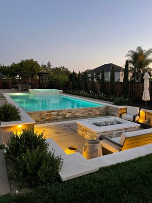 Livermore, Infinity edge swimming pool with a sunken firepit room - Alderland's contemporary infinity edge pool in Livermore features a stunning sunken firepit, creating a perfect outdoor sanctuary. The sleek design of the pool seamlessly blends with the natural landscape, while the firepit provides a cozy focal point for gatherings.