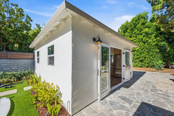 ADU - Los Angeles - ADU with full bathroom & kitchenette in Los Angeles. ADU - Los Angeles - ADU with full bathroom & kitchenette in Los Angeles.