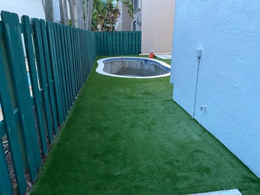 Sunny Isles Beach FL - For this project, Grass Vidar was chosen, so that the shade of the lawn would match the pool area and fance. In addition, a driveway was made for passage. Sunny Isles Beach FL - For this project, Grass Vidar was chosen, so that the shade of the lawn would match the pool area and fance. In addition, a driveway was made for passage.