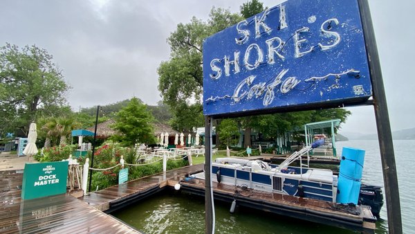 July 4th 2024 - Celebrate Independence Day Weekend in Party Cove on Lake Austin with Your Crew! 
Free Captain, Free gas, Free bluetooth, Free lily pad, Free empty cooler and only 20 minutes from downtown Austin
Reserve your boat today