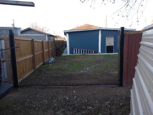 Custom rolling gate entrance - Custom steel and wood rolling gate Custom rolling gate entrance - Custom steel and wood rolling gate