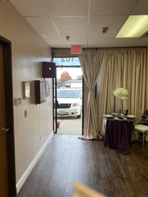 Rusted Project - We start yesterday with this office  and change the color for a light grey and paint the baseboards with white paint.