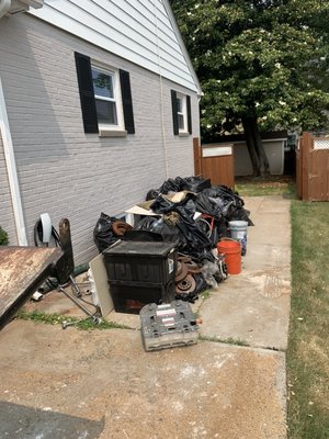  Home owner was remodeling home  - The owner was remodeling the house and he had no more room to put the construction debris so he called me and I did quick work of all the construction debris. I made sure to leave his driveway clean   Home owner was remodeling home  - The owner was remodeling the house and he had no more room to put the construction debris so he called me and I did quick work of all the construction debris. I made sure to leave his driveway clean 