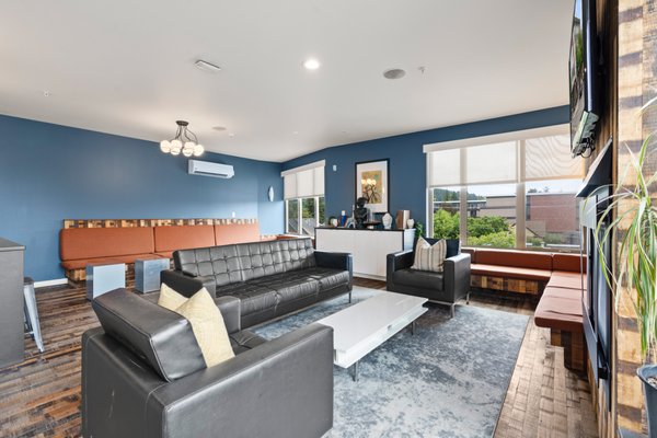Community Amenities - Enjoy a rooftop patio, clubhouse, bike room, mail room, and easy access to trash chutes for your convenience. Community Amenities - Enjoy a rooftop patio, clubhouse, bike room, mail room, and easy access to trash chutes for your convenience.