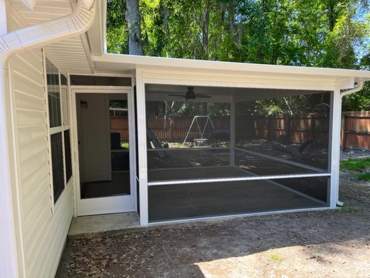Screen Room - This screen room has a 24" chair rail and was completed with built in gutters. Finished up with the famous 20/20 screen even keeping the sand gnats out.