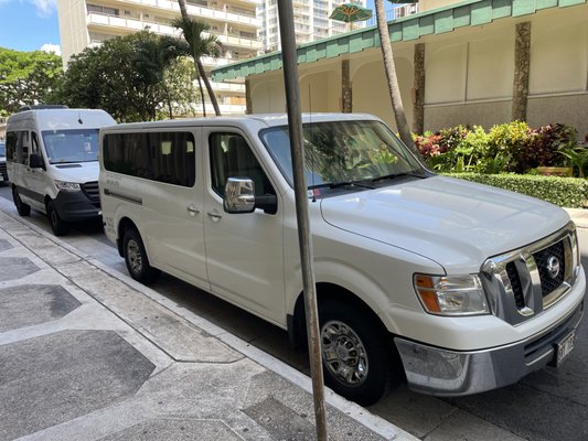 private airport pick-up &drop off - allan trans and tours offers private airport ride from HNL to all Waikiki hotels
T
our price is 
*1-4 passenger $40 one way
*5-6 passenger $60 one way
*7-10 passenger $100
ko Olina please call for price   
Kahala Hotel from airport add $10$ to Waikiki price