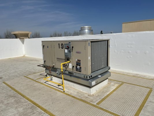 Roof top unit install at Carmax. Helping custom cooling with this proyect. - This install was a change out. And adding a new curb adapter to fit new unit. Roof top unit install at Carmax. Helping custom cooling with this proyect. - This install was a change out. And adding a new curb adapter to fit new unit.