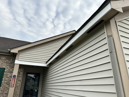 Fascia repair - This repair was done after damage occurred to the fascia. During the process, serious rot damage from improper flashing was found and remedied with Huber Zip System products. Fascia repair - This repair was done after damage occurred to the fascia. During the process, serious rot damage from improper flashing was found and remedied with Huber Zip System products.