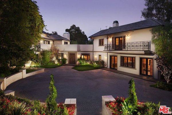 Complete Home Remodeling – Brentwood (2017) - Full renovation of a large residence using high-end materials, including
all interior systems upgrades and complete exterior hardscaping and landscaping. Complete Home Remodeling – Brentwood (2017) - Full renovation of a large residence using high-end materials, including
all interior systems upgrades and complete exterior hardscaping and landscaping.