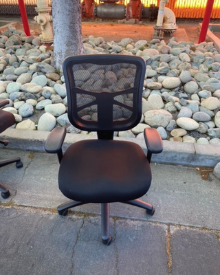 Fully Adjustable Office Chairs - Up for sale are Alera Fully adjustable black mesh office chairs. These chairs have recline, adjustable height arms, tension