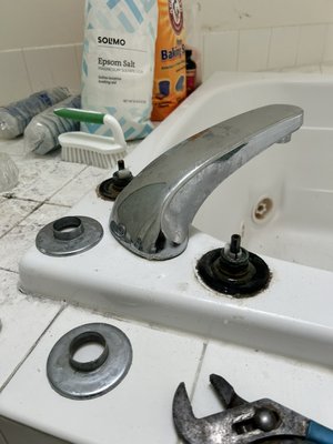 The jacuzzi works correctly . - We had a big leak and also the valves stayed open all the time, we changed that way since changing the entire faucet is much more work since we have to remove the ceramic and the work costs more. We do it according to the client's taste, we also change the drain so that the jacuzzi works. Thank you The jacuzzi works correctly . - We had a big leak and also the valves stayed open all the time, we changed that way since changing the entire faucet is much more work since we have to remove the ceramic and the work costs more. We do it according to the client's taste, we also change the drain so that the jacuzzi works. Thank you