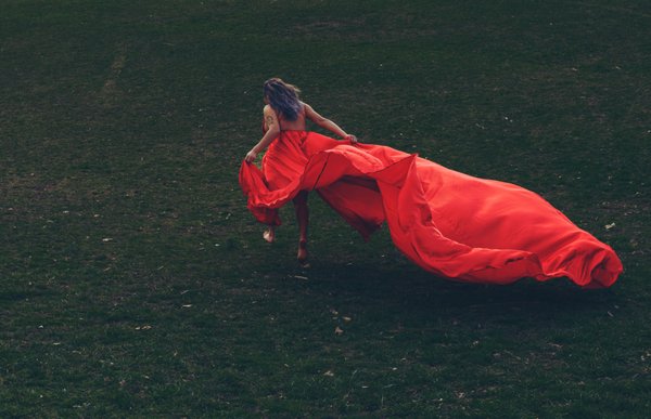 Flying Dress Photo Shoot - Elevate your photoshoot game with a magical session in a flying dress - the latest trend that's got everyone talking. Let's team up and create an unforgettable shoot that will leave a lasting impression.