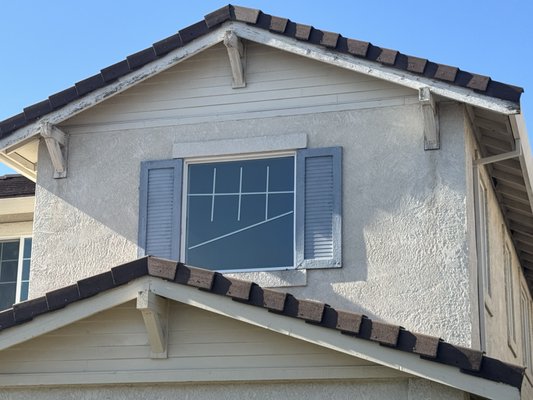 Broken grids glass replacement - When HOA sent a notice to the customer to fix window, customer contacted us and we were happy to help.