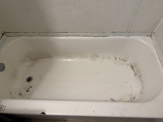 Move out bathtub cleaning ! - This is a before and after photo of a move out bathtub cleaning ! Move out bathtub cleaning ! - This is a before and after photo of a move out bathtub cleaning !