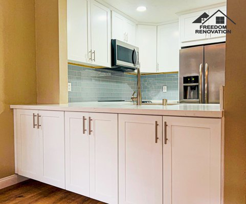 Kitchen at Mission Valley Homes - Kitchen Cabinets and Vanities are using Sherwin-Williams Finish White Shaker Kitchen at Mission Valley Homes - Kitchen Cabinets and Vanities are using Sherwin-Williams Finish White Shaker