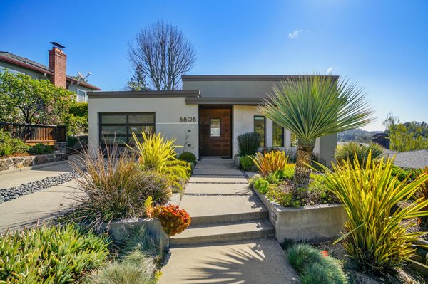 New listing on the Piedmont side of Montclair! - Executive level-in home on the Piedmont side of Montclair with incredible views of the Bay!