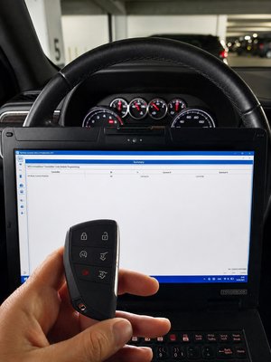 2021 Chevrolet Tahoe – All Keys Lost - OEM Chevrolet key programmed using official GM SPS2 dealer software. Factory immobilizer learning completed, all functions tested, and vehicle verified. Mobile locksmith service available.