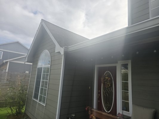 New white gutters. Mount Vernon WA - The customer wanted new gutters with gutter covers. New white gutters. Mount Vernon WA - The customer wanted new gutters with gutter covers.