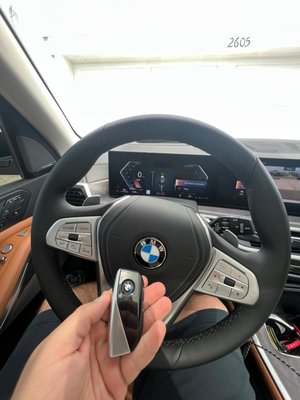 BMW Car Key Replacement - We got a call asking for a new 2013 BMW 525i key. Immediatly we send one of our car key makers to help the customer on site. We provided a brand new BMW key in a matter of minutes, the original key, at an unbeatable price.