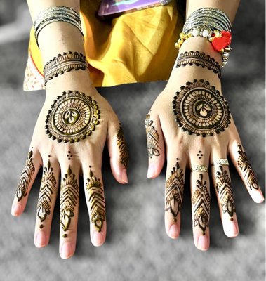 Henna Artist - Creating intricate, personalized henna designs for weddings, parties, and special occasions. We use only natural, high-quality henna paste to ensure a safe and beautiful experience. Henna Artist - Creating intricate, personalized henna designs for weddings, parties, and special occasions. We use only natural, high-quality henna paste to ensure a safe and beautiful experience.