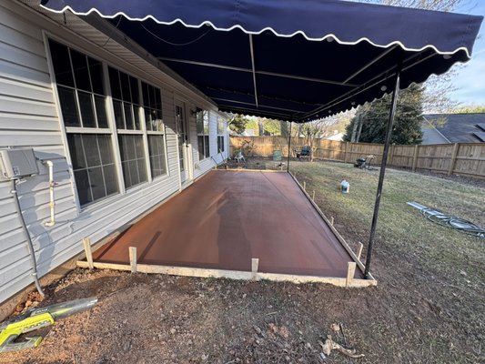 Color resurfacing and crack repair - This patio was noticeably deteriorated, with visible cracks and a weathered surface. The client wanted not only to restore it, but also to give it a new look. We repaired all the structural cracks and applied a complete resurfacing in a color chosen by the client to enhance the aesthetics of the space. The result was a renovated, durable patio with a modern finish that completely transformed the property's outdoor area.